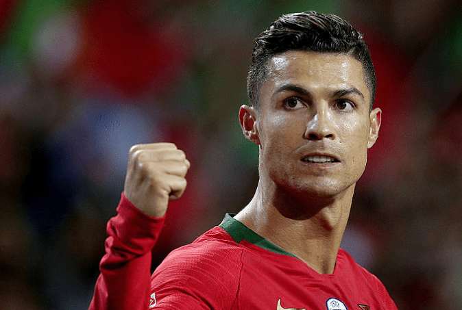  尼斯主帅赛后炮轰裁判，争议判罚引发舆论风波  