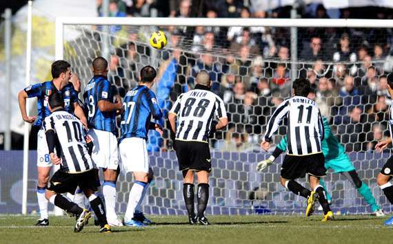  尼斯任意球大师当选月度最佳  